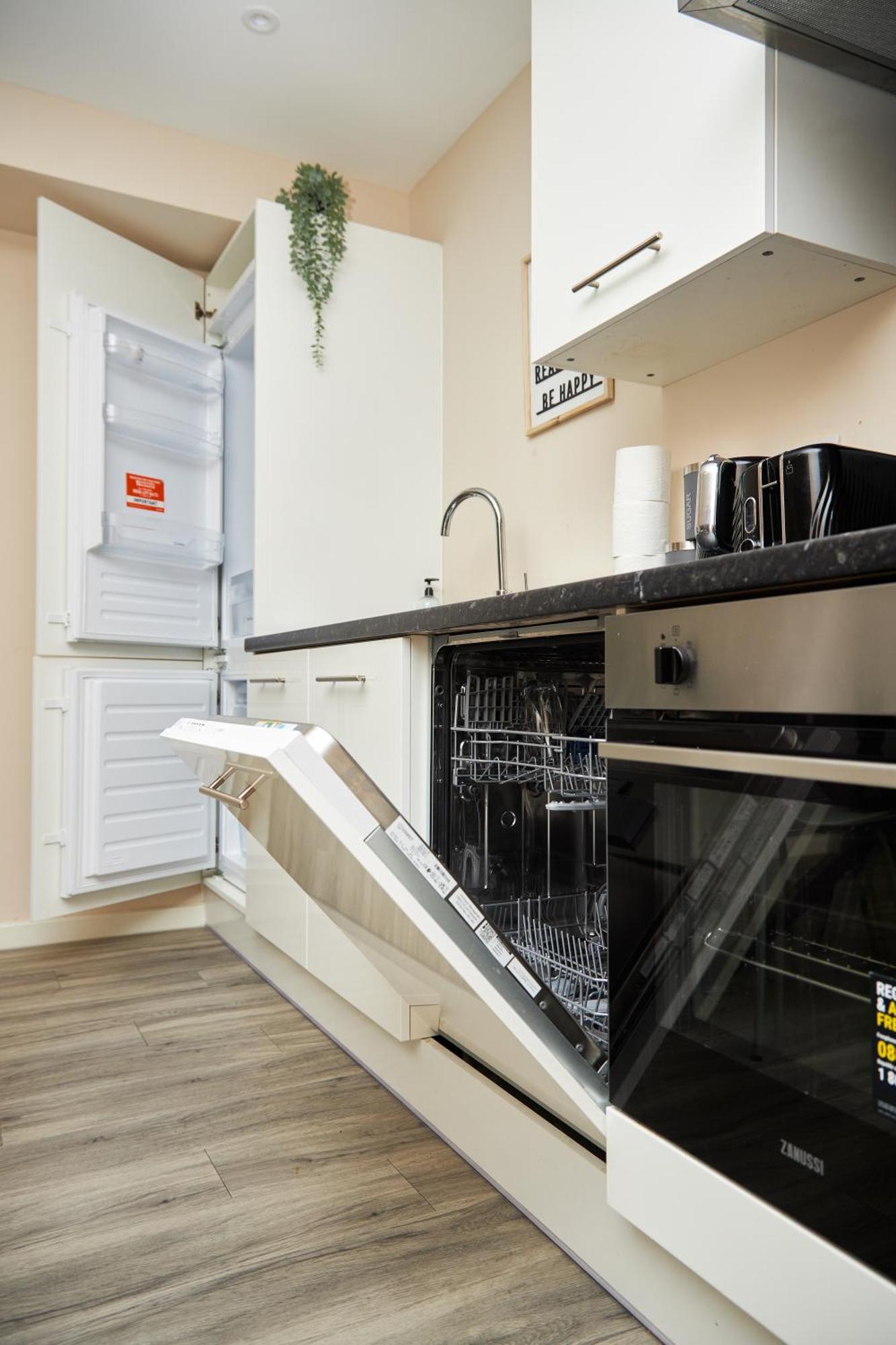 Deluxe And Cozy Two Bedroom With 1 Bathroom And Open Balcony Manchester Exteriér fotografie